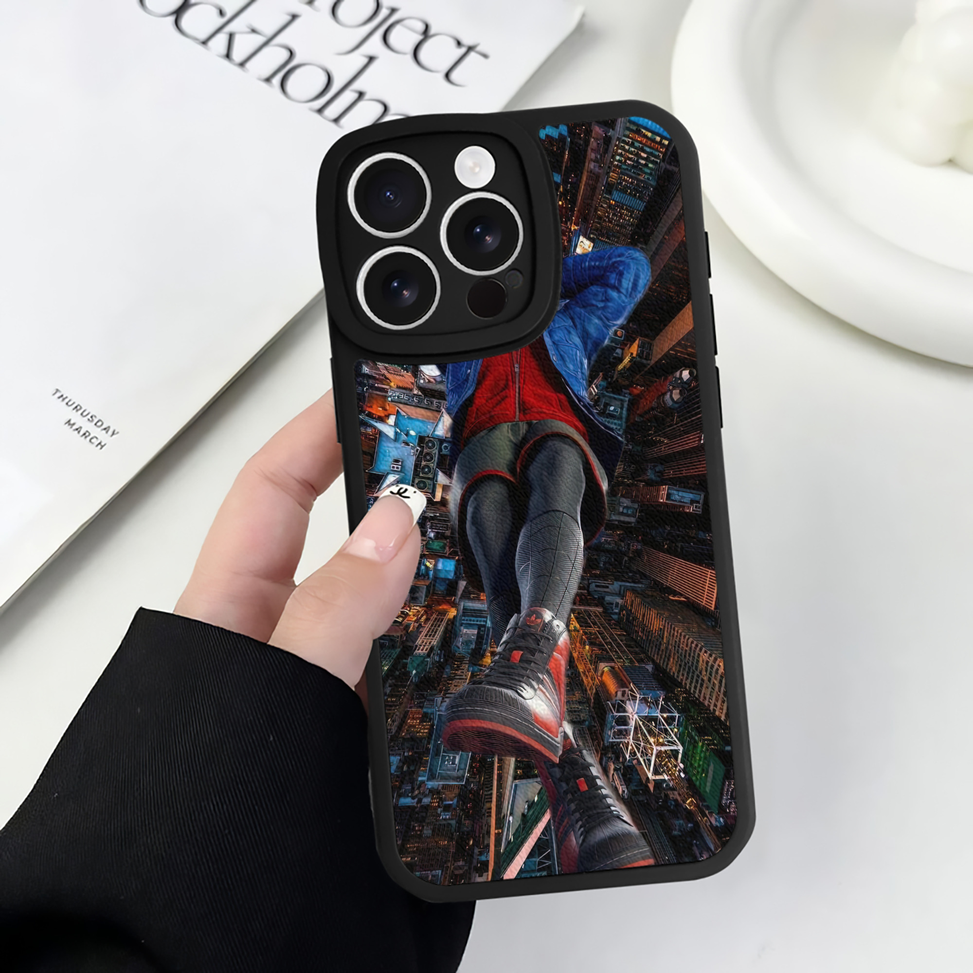 （画像用） Spider Man スパイダーマン 【iPhone 16シリーズ対応】シリコンスマホケース（レザー調） 材質：シリコン